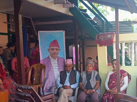 स्व. वासुदेव खतिवडाको स्मृतिमा पाँचपोखरी चौतारीका जेष्ठ नागरिकलाई लौरो र कुर्सी सहयोग