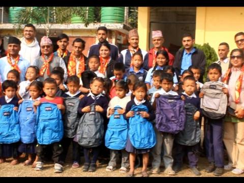 सञ्चार  सस्था द्वारा  सामुदायिक विद्यालयका विद्यार्थीलाई ब्याग वितरण