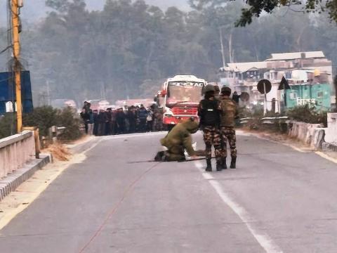 झापाको कन्काई पुलमा फेला परेको शंकास्पद वस्तु सेनाद्वारा डिस्पोज