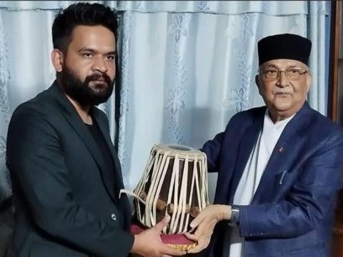 तबला दिएको फोटो राख्दै ओलीले भने- बालेन बाबु बधाई !