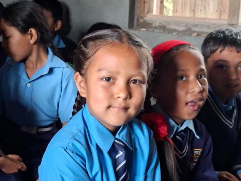 हाम्रो नेपाल साकोसद्वारा आदर्श आधारभूत विद्यालयलाई शैक्षिक सामग्री सहयोग