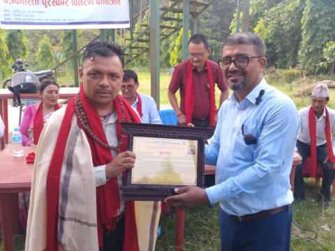 रोटरी वर्ष उत्कृष्ट पत्रकारिता पुरस्कारबाट पत्रकार  झापाली पुरस्कृत