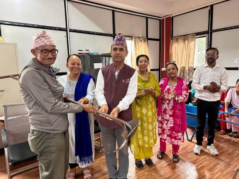 बिर्तामोड नगरपालिकाद्वारा कृषकहरूलाई अनुदानमा कृषि औजार वितरण