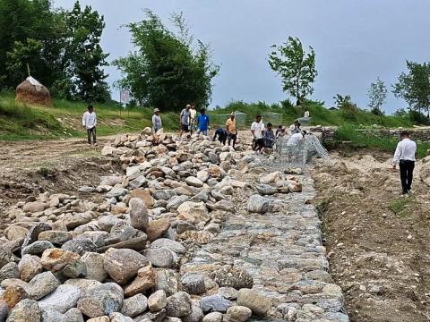 नदी नियन्त्रणका लागि कनकाई नगरपालिकाद्वारा तटबन्धन निर्माणमा तीव्रता
