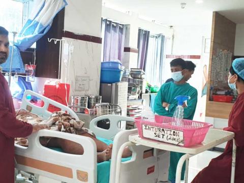 कोशी प्रदेशमै पहिलो पटक दूरबिन प्रविधिबाट मेरुदण्डको सफल शल्यक्रिया