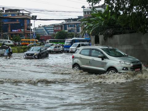 अति भारी वर्षाको पूर्वानुमान: रात्रिकालीन सवारी सञ्चालनमा रोक, सुरक्षा निकाय हाई अलर्टमा