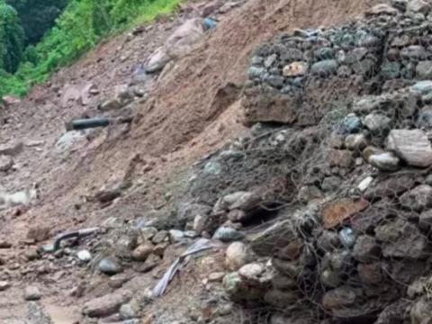 पहिरोले मेची राजमार्ग अवरुद्ध
