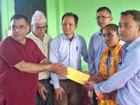 तडकभडक होइन, जन्मदिनमा विद्यार्थीलाई शैक्षिक सहयोग