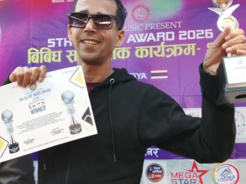 झापा भद्रपुरका अर्जुन खरेल मलेसियामा सम्मानित, पाए 'बेस्ट पप सङ' अवार्ड