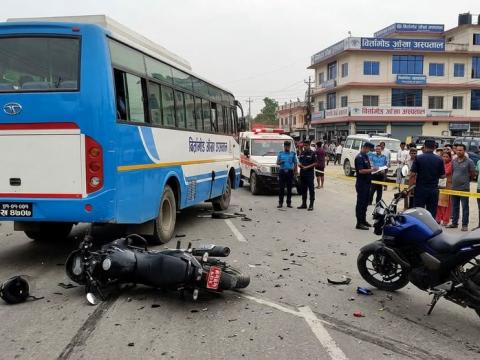बिर्तामोडमा बस ओभरटेक गर्ने क्रममा तीन सवारी ठोक्किँदा मोटरसाइकल चालकको मृत्यु बिर्तामोडमा बस ओभरटेक गर्ने क्रममा तीन सवारी ठोक्किँदा मोटरसाइकल चालकको मृत्यु