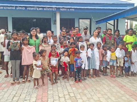 विपन्न सन्थाल समुदायका १०० बढी बालबालिकालाई केजीएफ फाउण्डेशनद्वारा नयाँ कपडा वितरण